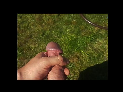 ❤️ Heta heta tjejen får sin rosa fitta knullad och kommer med en spruta i en sommarträdgård ❤ Just porr at us