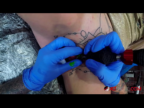 ❤️ Extremt tatuerade snyggingen Sully Savage fick en tatuering på sin klitoris ❤ Just porr at us
